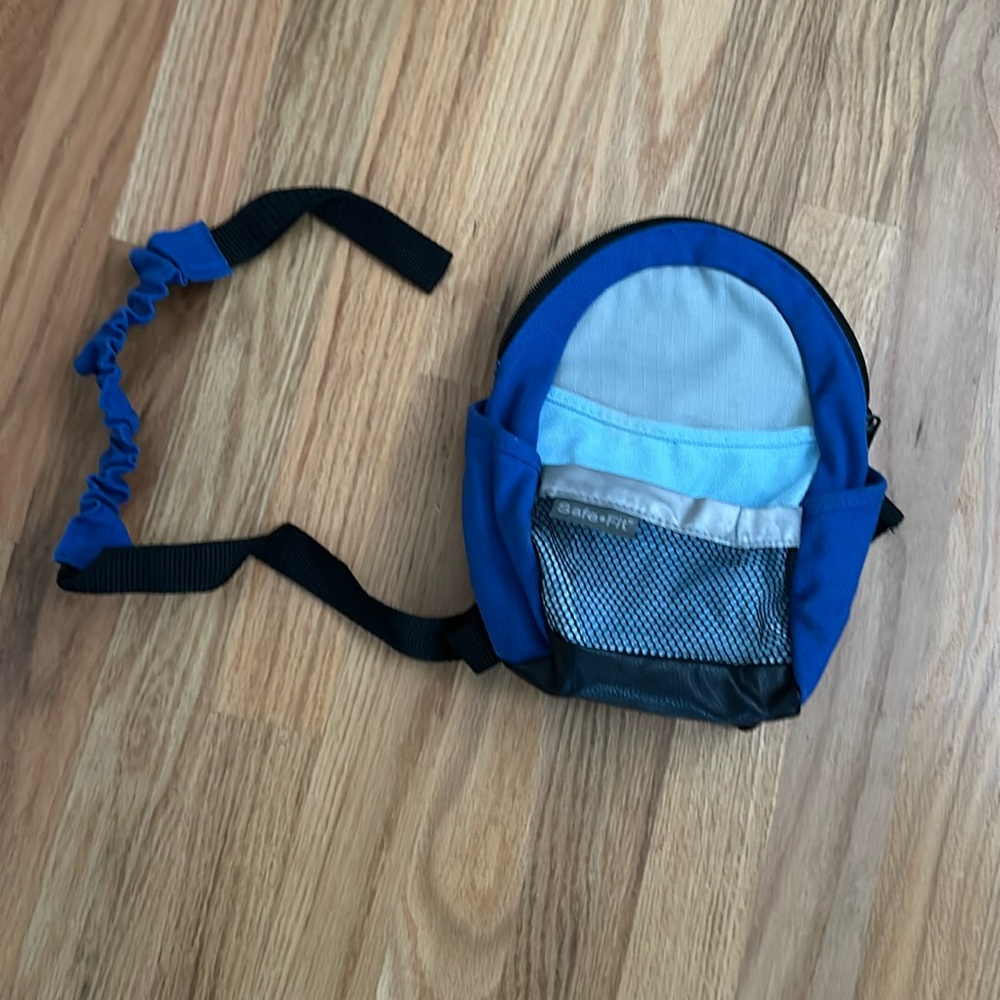 Child backpack with tether